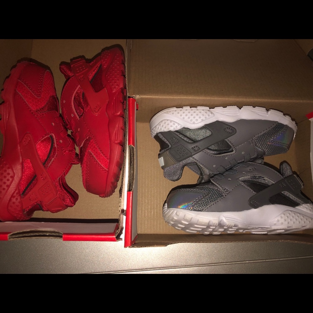 2 pair Nike shoes